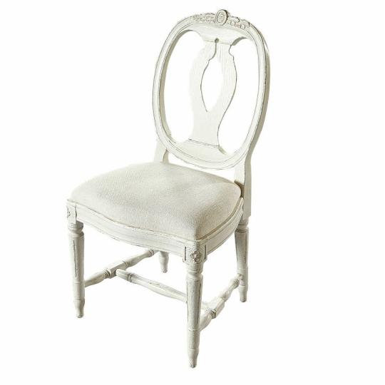 klasicka provensalska vila provence chata calunena jedalenska stolicka stol biely opotrebovany narocny elegantny jedalen stol nabytok.jpg